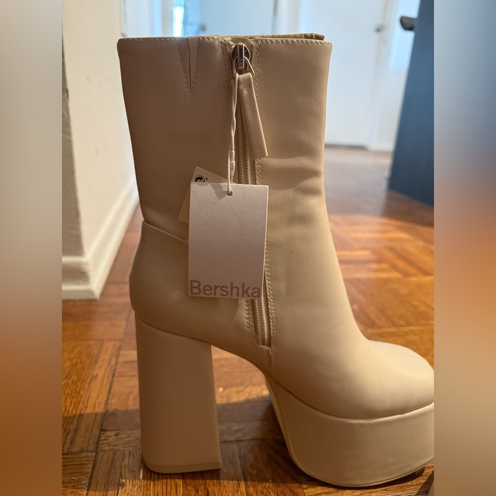 Bershka Off white boots